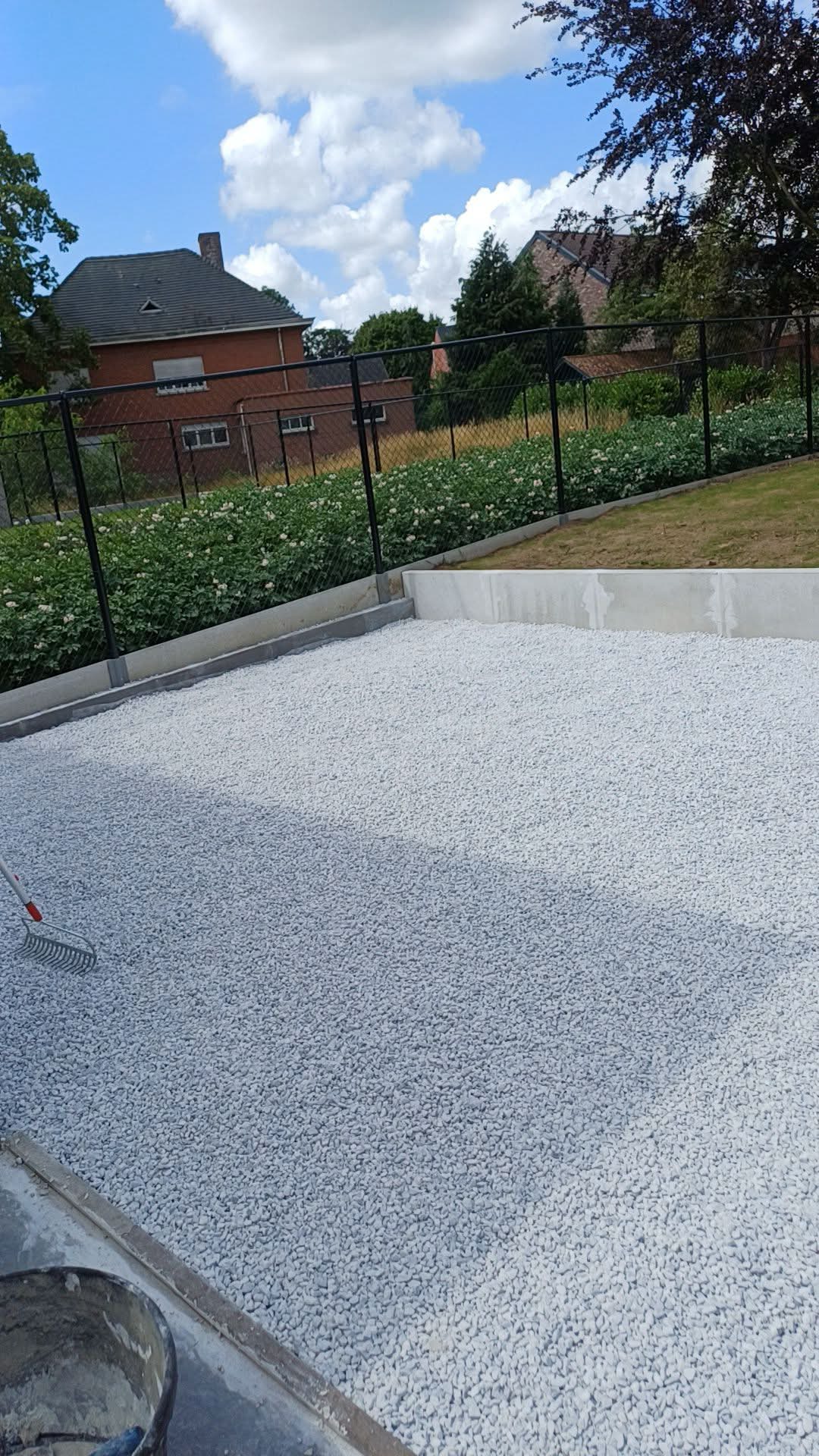 Voorbereid terras met grind