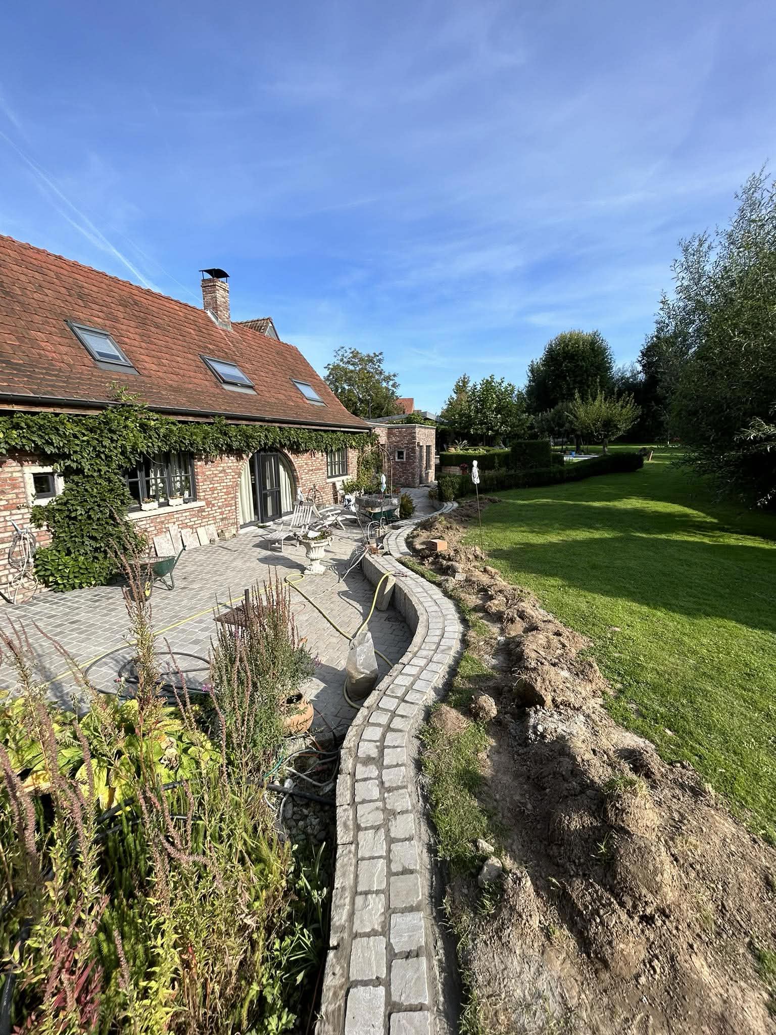 Aangelegd slingerpad in de tuin